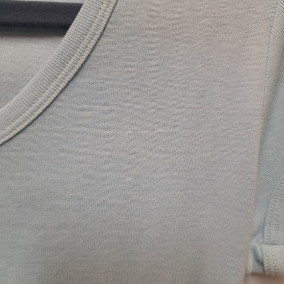 Vtg Queen graphic V-neck baby tee in baby blue vintage size L - Picture 7 of 11